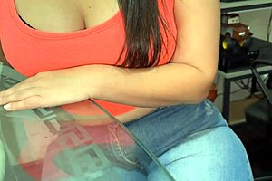 vecina cachonda de culo grande teases in amateur couple play with her curvy big ass