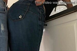 lega a casa del trabajo y encuentra a la madrastra lavando los platos en la cocina rapidito por detras con una gran corrida