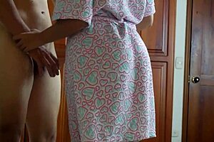 hijastro pervertido y cachondo recibe ayuda de su madrastra para bajarse la calentura con big tits riding and deepthroat cowgirl.