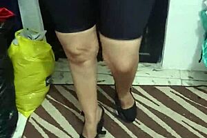 señora nalgona struts in shiny spandex