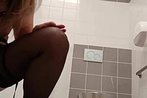 Esclave f wc publics uro et entrainement maid milf anal toys bondage