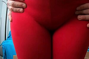 esta gran compilación de videos muestra masturbación completa a través de las piernas con grandes corridas que dejan las polainas mojadas