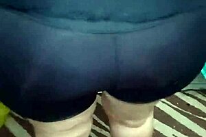 señora nalgona struts in shiny spandex