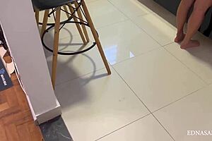 ele chegou da academia me encontrou na cozinha e me comeu la mesmo socando minha buceta no pau