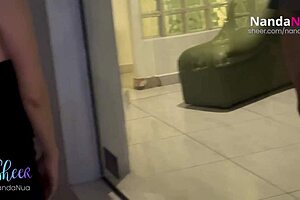 MOTEL INTERATIVO - MACHO COMEU E GOZOU NO CUZINHO QUE ESCORREU PRA BUCETINHA. A CAMISINHA SAIU E FUI COMIDA NO PELO CORNO FICOU SÓ OLHANDO PELO VIDRO.