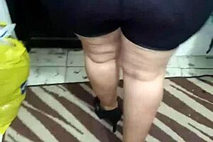 señora nalgona struts in shiny spandex