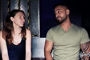 Oletsha blonde aux gros seins rejoind lola pour un trio fougueux