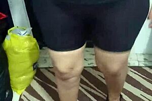 señora nalgona struts in shiny spandex