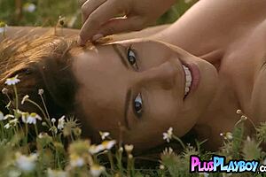 Hot Babe Anetta Keys Poses Intensely Outdoors