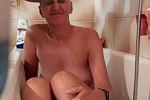 Milf Sandra goldener regen zungenanal rimming bei ihm und gesichtsbesamung.