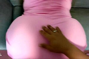 La Puta De Mi Madrastra Disfruta Que Le Grabe Su Enorme Culo Antes Que La Termine Follando Y Lamiendo Su Coño - Parte 2