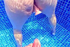 Atrapo En La Piscina A Desconocida Golosa De Culo Enorme Y Le Clavo La Verga Directo Al Co�o!