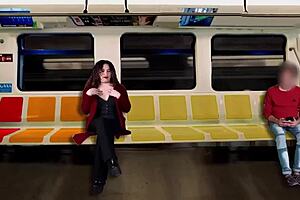 Masturbo A Un Desconocido En El Tren Mientras Mi Esposo Filma Todo!