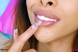 brunette fashion muse showing off her sexy body 😍📸