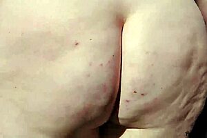 madrasta e enteada se exibindo em publico no jardim tomando banho de sol comentem se querem videos 😏