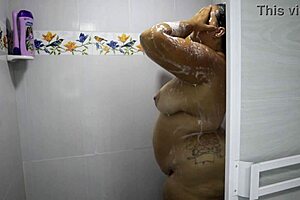 Chica Gordita De Tetas Grandes En La Ducha