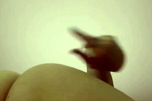 Hot brunette with big ass twerking solo.