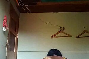 Madura cabalgando duro en el dormitorio