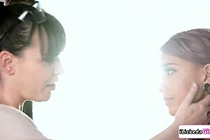 Lesbian Carpenter Pussy Licking And Fingering Big Tits Wife With Natural Tits And Shaved Pussy In Kissing Cunilingus