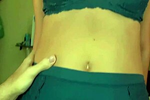 frotando mi polla sobre el coño apretado y suave de mi hermanastra virgen colombiana - no pude evitar correrme 😩