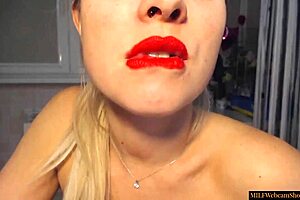 Hot blonde milf webcam model with great ass and wide hips