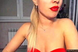 Hot blonde milf webcam model with great ass and wide hips