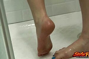 sadie holmes casually narrates her sexy feet joi session in the shower with dirty talk and socks