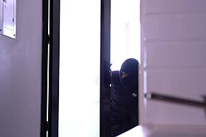 Stranger sneaks into the house, thinks she's alone, but spots this big-assed brunette waiting 😏🏠