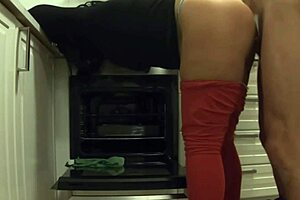 Mientras esperaba a mi novia me follé a su madrastra limpiando la cocina y ella me dejó correrme en su culo grande.