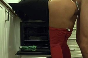 Mientras esperaba a mi novia me follé a su madrastra limpiando la cocina y ella me dejó correrme en su culo grande.