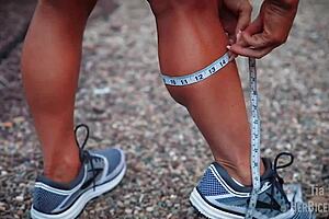 tia marie shows off her muscle bicep measurements in this flexible bodybuilder clip 😎