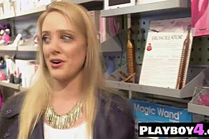 hey, how does this perverted big ass blonde milf pull off such amazing solo masturbation?