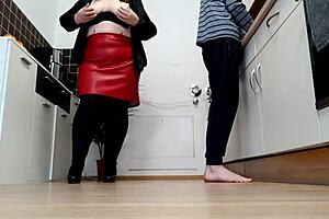 Curvy mother-in-law's sexy ass in pantyhose gets fully covered by fresh sperm load