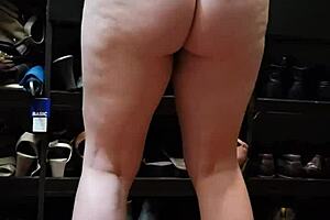 Pamela shakes her juicy big ass