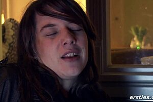 r�si fingers her shaved clit and hairless pussy intimately close up