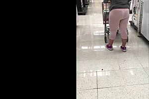 sofi elizabb looks hot in rosa leggings...