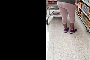 sofi elizabb looks hot in rosa leggings...