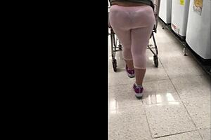 sofi elizabb looks hot in rosa leggings...