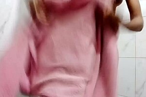 Beautiful Indian Girlfriend Bathes Naked, Pisses In Homemade Vid