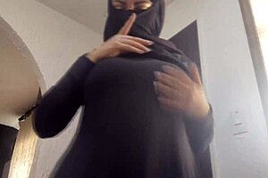 arab milf in niqab squirts hard on cam fingering pussy 🥵💦🧕