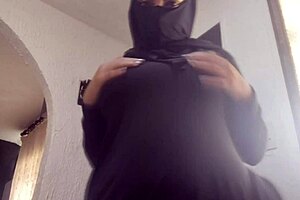 arab milf in niqab squirts hard on cam fingering pussy 🥵💦🧕