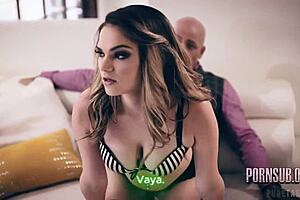 Hijastra Caught Naked! Watch Her Seduce Stepdad Now!