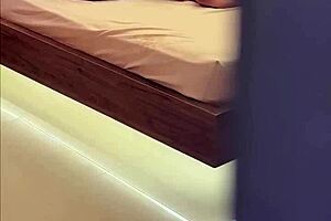 atrapé a mi madrastra nalgona tan caliente en su cuarto y me sacó tooooda la leche a sus espaldas