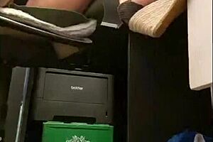 secretaria madura com tetas naturais e bunda grande provoca no escritório rebolando gostoso