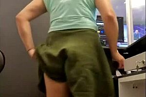 secretaria madura com tetas naturais e bunda grande provoca no escritório rebolando gostoso