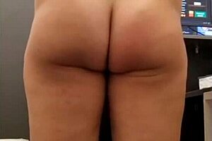 mogen sekreterare med naturliga tuttar och stor rumpa retas på kontoret med skakande reja