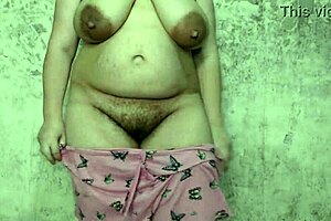 Gift slyna sprider hårig fitta för främlingar barback creampie