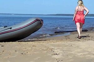 Milf flaunts juicy ass and big natural tits beachside