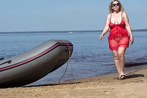 Milf flaunts juicy ass and big natural tits beachside