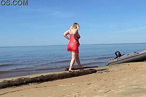 Milf flaunts juicy ass and big natural tits beachside
